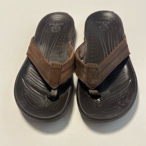 Crocs Yukon Mesa Brown Leather Thong Flip Flop Sandal Summer Beach Pool Outdoor
